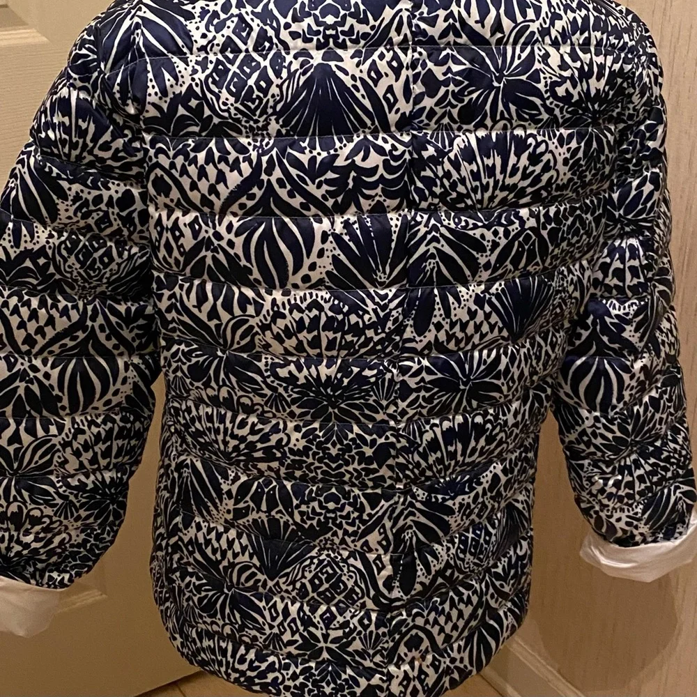 MAKE AN OFFER! Lilly Pulitzer Reverses/Puffer Jacket,Navy Print/White,Size 14 - Picture 3 of 14